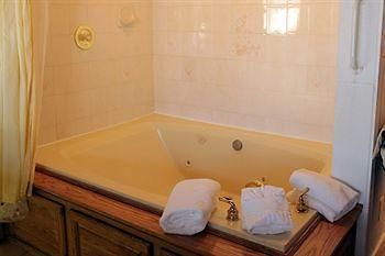 Sybaris Pool Suites Mequon Brown Deer Kültér fotó